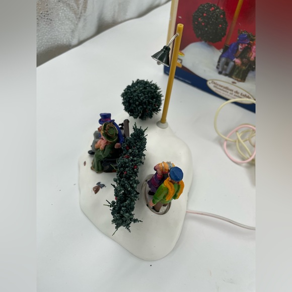 Sneak-A-Peek Animated Village Collection  2007  RETIRED - Picture 2 of 11